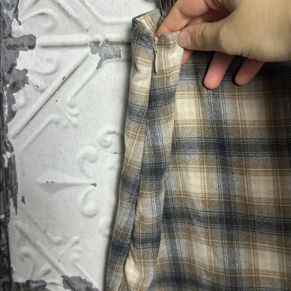 Old Navy Plaid Mini Skirt - Beige and Black - Picture 4 of 6